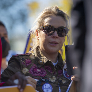 Alyssa Milano manifeste devant la Maison Blanche à Washington, le 19 octobre 2021