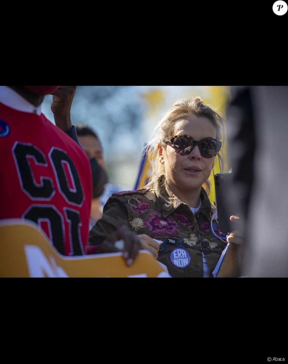 Alyssa Milano manifeste devant la Maison Blanche à Washington, le 19 octobre 2021