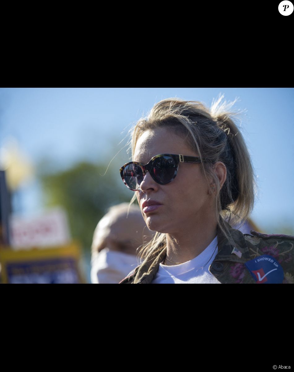 Alyssa Milano manifeste devant la Maison Blanche à Washington, le 19 octobre 2021