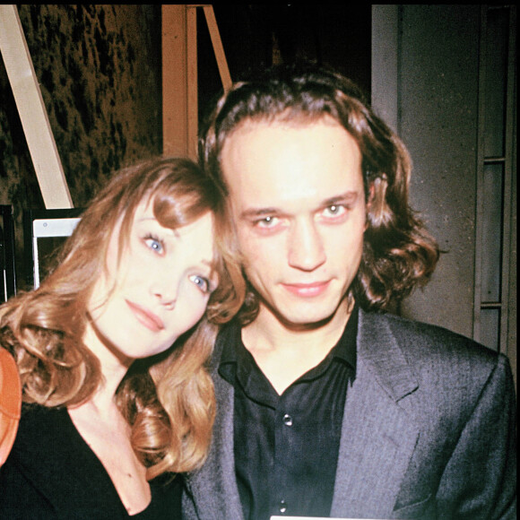 ARCHIVES - CARLA BRUNI ET SON COMPAGNON VINCENT PEREZ EN 1994