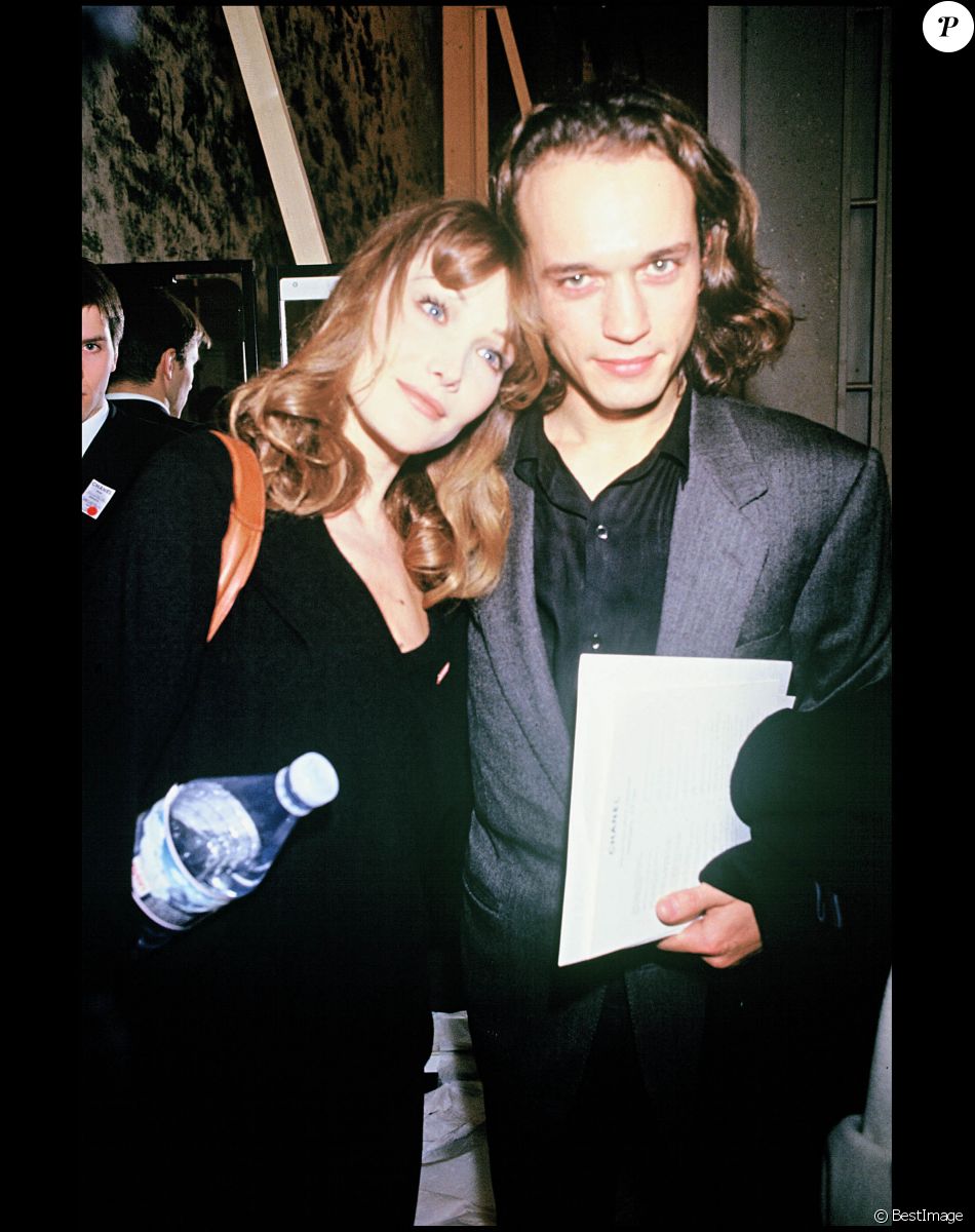ARCHIVES - CARLA BRUNI ET SON COMPAGNON VINCENT PEREZ EN 1994