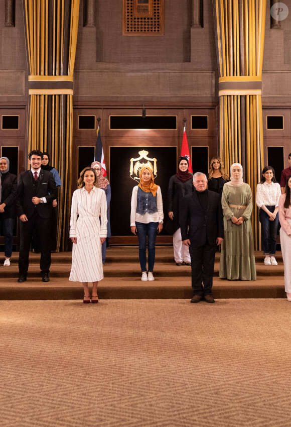 La reine Rania, le roi Abdallah, rencontrent les meilleurs étudiants tawjihi de cette année à Amman, en Jordanie, le 30 août 2021.