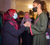 La reine Rania de Jordanie visite de petits porteurs de projets générateurs de revenus lors d'une visite à Shobak, le 28 juillet 2021.