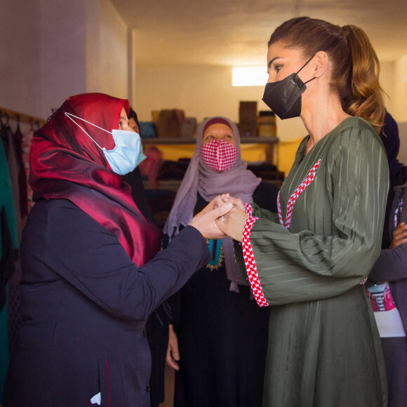 La reine Rania de Jordanie visite de petits porteurs de projets générateurs de revenus lors d'une visite à Shobak, le 28 juillet 2021.