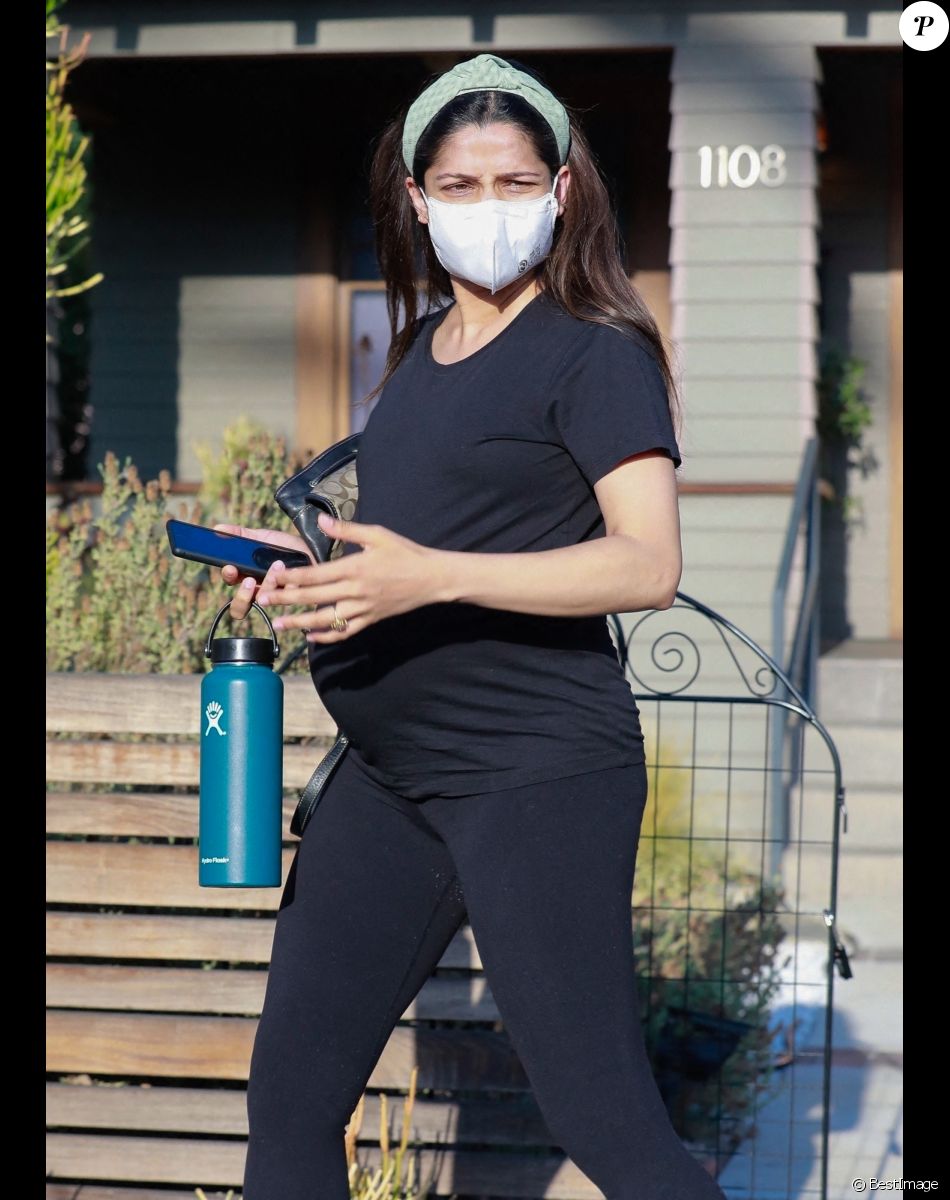 Exclusif - Freida Pinto enceinte quitte un cabinet d'ostéopathie à Pasadena le 2 septembre 2021.