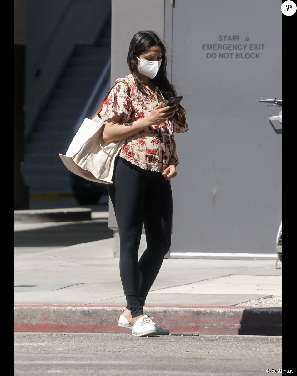 Exclusif - Freida Pinto, enceinte, se rend dans un centre de radiologie à Los Angeles le 26 aout 2021.