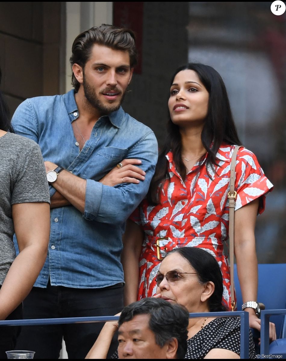 Freida Pinto et son fiancé Cory Tran en tribune lors du match de Serena Williams contre Kaia Kanepi à l'US Open au Billie Jean King center à New York le 2 septembre 2018.