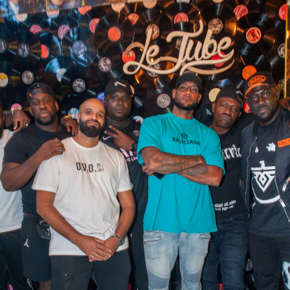 Exclusif - Booba et Chamo lors de la soirée " Come Chill with Booba " au bar Le Tube à Dubaï le 21 octobre 2021. © Nicolas Briquet / Bestimage 