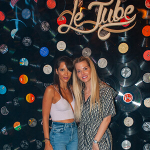 Exclusif - Jessica Thivenin et une amie lors de la soirée " Come Chill with Booba " au bar Le Tube à Dubaï le 21 octobre 2021. © Nicolas Briquet / Bestimage 