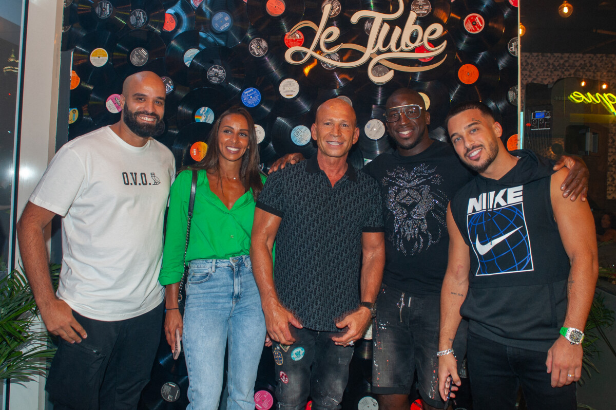 photo-exclusif-chamo-dida-diafat-et-des-amis-lors-de-la-soir-e