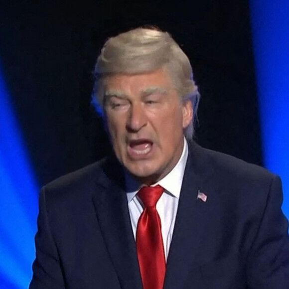 Alec Baldwin dans une parodie de Joe Biden et Kamala Harris dans l'émission Saturday Night Live.