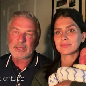 Alec Baldwin et sa femme Hilaria présente leur nouveau né dans l'émission de Ellen Degeneres, le 23 septembre 2020