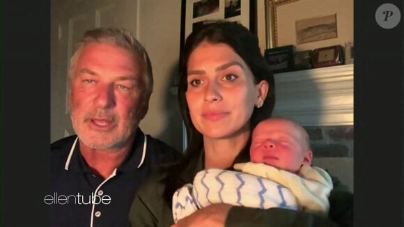 Alec Baldwin et sa femme Hilaria présente leur nouveau né dans l'émission de Ellen Degeneres, le 23 septembre 2020