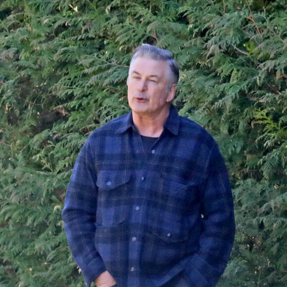 L'acteur américain Alec Baldwin garde la distance de précaution en discutant avec des amis dans les Hamptons, alors que l'épidémie de coronavirus (Covid-19) s'étend dans le monde. Le 25 mars 2020. 