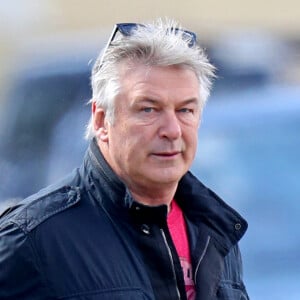 Alec Baldwin se dirige vers Jack's Coffee à East Hampton, New York, le 16 mars 2020.