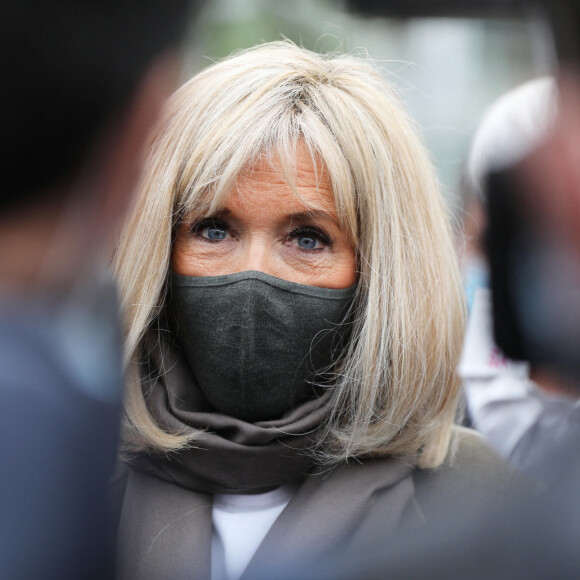 La Première Dame, Brigitte Macron, lit la dictée ELA, rédigée par Hervé Le Tellier (prix Goncourt 2020) et intitulée "La gymnastique des mots ", aux collégiens pour la 18ème édition en soutien à l'Association Européenne de Leucodystrophie (ELA), au collège Amédée Dunois à Boissy-Saint-Léger, France, le 18 octobre 2021. © Dominique Jacovides/Bestimage 