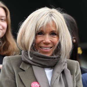 La Première Dame, Brigitte Macron, lit la dictée ELA, rédigée par Hervé Le Tellier (prix Goncourt 2020) et intitulée "La gymnastique des mots ", aux collégiens pour la 18ème édition en soutien à l'Association Européenne de Leucodystrophie (ELA), au collège Amédée Dunois à Boissy-Saint-Léger, France, le 18 octobre 2021. © Dominique Jacovides/Bestimage 