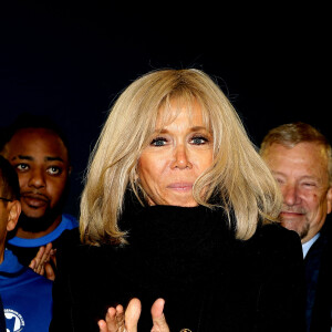 Brigitte Macron, présidente de la Fondation Hôpitaux de Paris-Hôpitaux de France, reçoit un chèque de 50000 euros à l'issue du match de football caritatif entre le Variétés club de France et les soignants de l'hôpital Poissy Saint Germain au stade Léo Lagrange à Poissy le 14 octobre 2021. Le président de la République était aligné au poste de milieu défensif avec un maillot floqué du numéro 3 pour la rencontre. © Dominique Jacovides / Bestimage 