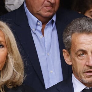 Brigitte Macron et Nicolas Sarkozy - Sorties de la messe funéraire en hommage à Bernard Tapie en l'église Saint-Germain-des-Prés à Paris. Le 6 octobre 2021 © Jacovides-Moreau / Bestimage