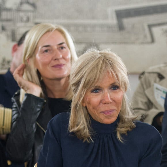 La Première Dame Brigitte Macron assiste au défilé de "Victoire, on défile !" du styliste Fabio Porliod pour la deuxième édition du Phoenix alternative models, organisée par Fabienne Pelosse, fondatrice de l'association Objectif sport adapté (OSA), en marge de la Fashion Week de Paris à l'Hôtel des Invalides à Paris, France, le 29 septembre 2021. © Nathan Lainé/Bestimage