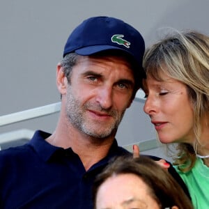 Karin Viard et son compagnon Manuel Herrero dans les tribunes des Internationaux de France de Roland Garros à Paris le 11 juin 2021. © Dominique Jacovides / Bestimage 