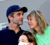 Karin Viard et son compagnon Manuel Herrero dans les tribunes des Internationaux de France de Roland Garros à Paris  © Dominique Jacovides / Bestimage 