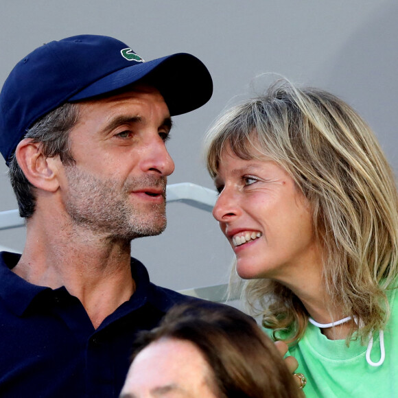 Karin Viard et son compagnon Manuel Herrero dans les tribunes des Internationaux de France de Roland Garros à Paris  © Dominique Jacovides / Bestimage 