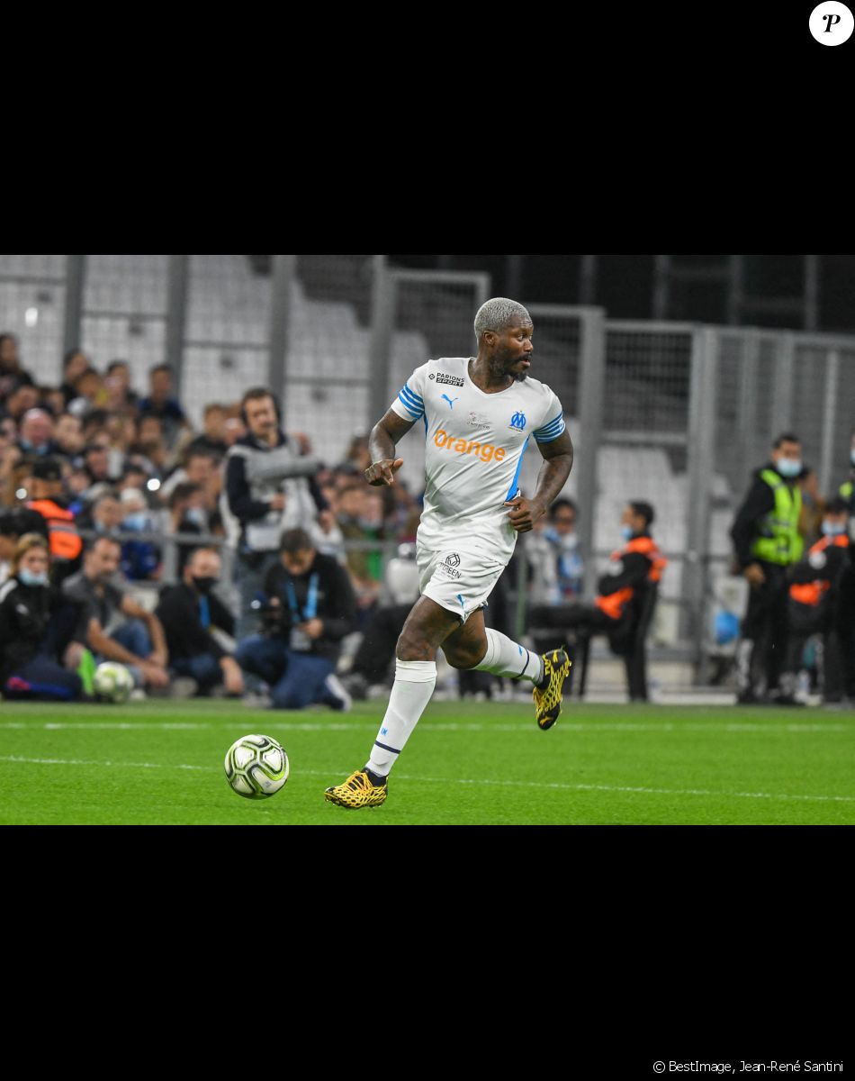 Djibril Cissé - Match des héros entre l'équipe OM Legends et l'équipe UNICEF au stade Orange Velodrome à Marseille le 13 octobre 2021. Soutenu par la Fondation D. Drogba, Orange et l'Olympique de Marseille, l'Unicef a organisé cette rencontre afin de financer un projet d'accès à l'éducation en Côte d'Ivoire. La Team OM de légende s'impose 7-4 au stade Vélodrome face à la Team Unicef. © Jean-René Santini/Bestimage