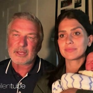 Alec Baldwin et sa femme Hilaria présente leur nouveau né dans l'émission de Ellen Degeneres, le 23 septembre 2020.