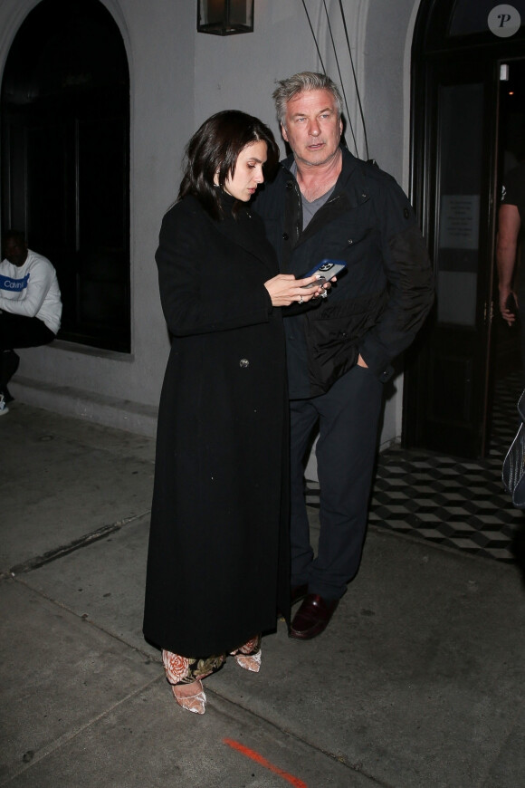 Alec Baldwin et sa femme Hillaria sortent du restaurant Craig's à Los Angeles, le 28 février 2020.