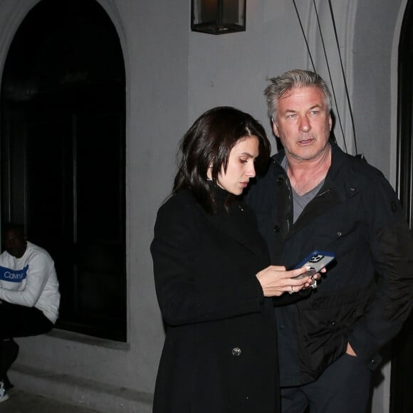 Alec Baldwin et sa femme Hillaria sortent du restaurant Craig's à Los Angeles, le 28 février 2020.