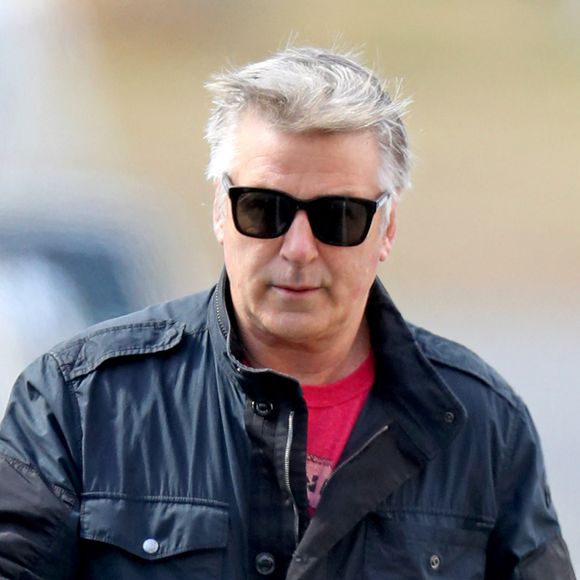 Exclusif - Alec Baldwin se dirige vers Jack's Coffee à East Hampton, New York.