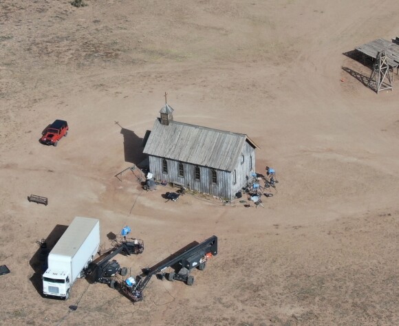Exclusif - Vue aérienne du lieu de tournage du film "Rust" ou Halyna Hutchins (directrice de la photographie du film) a été abattue accidentellement par l'acteur Alec Baldwin à Santa Fe au Nouveau-Mexique le 23 octobre 2021. L'incident se serait produit à l'église, photographiée ici.
