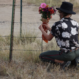 Exclusif - Des fleurs sont placées à l'entrée du lieu de tournage du Bonanza Creek Ranch à Santa Fe, au Nouveau-Mexique, où l'acteur Alec Baldwin a accidentellement tué la directrice de la photographie Halina Hutchins avec un revolver alors qu'ils répétaient une scène du film "Rust" le 23 octobre 2021.