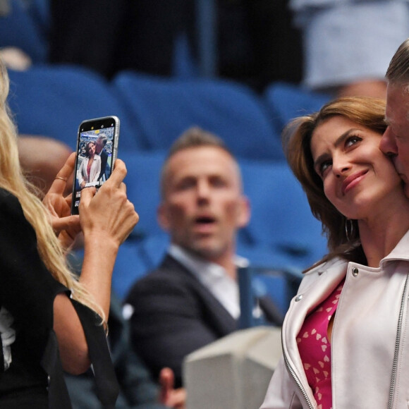 Hilaria Baldwin et son mari Alec Baldwin lors du match de tennis S. Williams vs. M. Sharapova au Arthur Ashe Stadium à Flushing Meadows, New York, le 26 août 2019