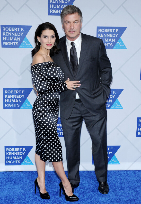 Alec Baldwin et sa femme Hilaria lors du photocall de la soirée Kennedy Human Rights à New York le 12 décembre 2018.