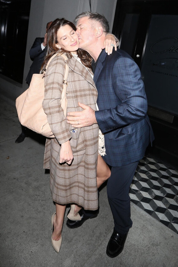 Alec Baldwin et sa femme Hilaria Baldwin s'embrassent et se câlinent devant les photographes à la sortie du restaurant Craig à West Hollywood, le 30 janvier 2018