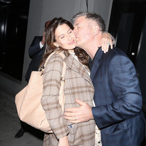 Alec Baldwin et sa femme Hilaria Baldwin s'embrassent et se câlinent devant les photographes à la sortie du restaurant Craig à West Hollywood, le 30 janvier 2018