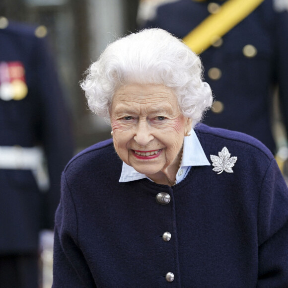 La reine Elisabeth II d'Angleterre rencontre des membres du Royal Regiment of Canadian Artillery au château de Windsor, le 6 octobre 2021.