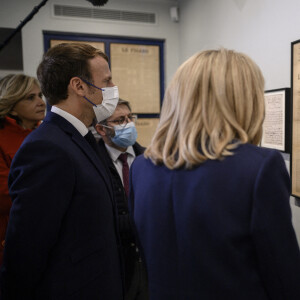 Le président de la République française Emmanuel Macron, avec Valérie Pécresse, présidente de la région Île-de-France et candidate à l'investiture des Républicains pour la présidentielle et la Premier Dame Brigitte Macron lors de la visite de la Maison Zola et l'inauguration du musée Dreyfus à Medan, France, le 26 octobre 2021.