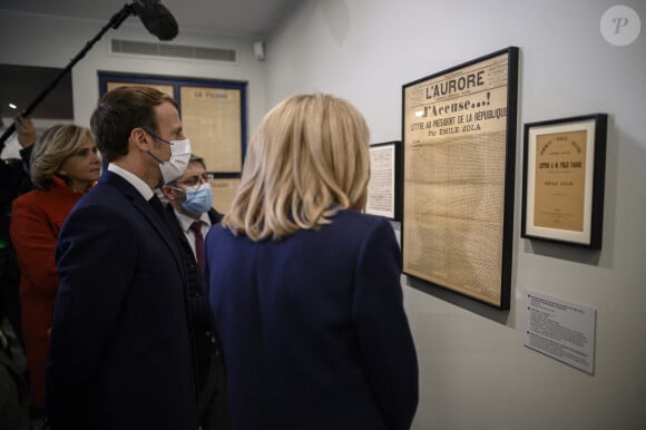 Le président de la République française Emmanuel Macron, avec Valérie Pécresse, présidente de la région Île-de-France et candidate à l'investiture des Républicains pour la présidentielle et la Premier Dame Brigitte Macron lors de la visite de la Maison Zola et l'inauguration du musée Dreyfus à Medan, France, le 26 octobre 2021.