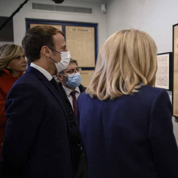 Le président de la République française Emmanuel Macron, avec Valérie Pécresse, présidente de la région Île-de-France et candidate à l'investiture des Républicains pour la présidentielle et la Premier Dame Brigitte Macron lors de la visite de la Maison Zola et l'inauguration du musée Dreyfus à Medan, France, le 26 octobre 2021.