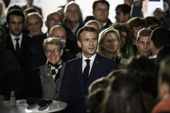 Le président de la République française Emmanuel Macron, avec l'écrivain et journaliste Martine Le Blond-Zola (arrière-petite-fille de l'écrivain Emile Zola) lors de la visite de la Maison Zola et l'inauguration du musée Dreyfus à Medan, France, le 26 octobre 2021