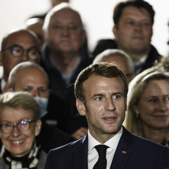 Le président de la République française Emmanuel Macron, avec l'écrivain et journaliste Martine Le Blond-Zola (arrière-petite-fille de l'écrivain Emile Zola) lors de la visite de la Maison Zola et l'inauguration du musée Dreyfus à Medan, France, le 26 octobre 2021