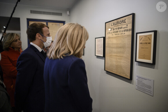 Le président de la République française Emmanuel Macron, avec Valérie Pécresse, présidente de la région Île-de-France et candidate à l'investiture des Républicains pour la présidentielle et la Premier Dame Brigitte Macron lors de la visite de la Maison Zola et l'inauguration du musée Dreyfus à Medan, France, le 26 octobre 2021.