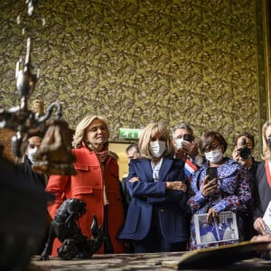 Le président de la République française Emmanuel Macron, avec l'écrivain et journaliste Martine Le Blond-Zola (arrière-petite-fille de l'écrivain Emile Zola), Valérie Pécresse, présidente de la région Île-de-France et candidate à l'investiture des Républicains pour la présidentielle, Elisabeth Moreno, ministre chargée de l'Égalité entre les femmes et les hommes, de la Diversité et de l'Egalite des chances, la Premier Dame Brigitte Macron et Karine Kauffmann, la maire de Medan lors de la visite de la Maison Zola et l'inauguration du musée Dreyfus à Medan, France, le 26 octobre 2021.