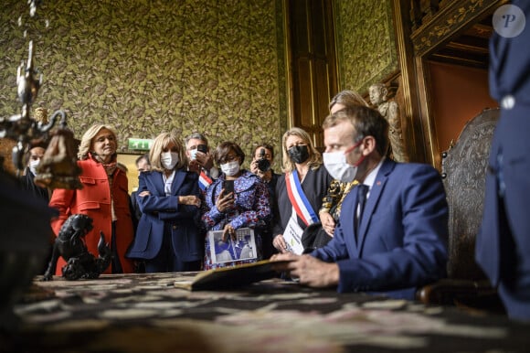 Le président de la République française Emmanuel Macron, avec l'écrivain et journaliste Martine Le Blond-Zola (arrière-petite-fille de l'écrivain Emile Zola), Valérie Pécresse, présidente de la région Île-de-France et candidate à l'investiture des Républicains pour la présidentielle, Elisabeth Moreno, ministre chargée de l'Égalité entre les femmes et les hommes, de la Diversité et de l'Egalite des chances, la Premier Dame Brigitte Macron et Karine Kauffmann, la maire de Medan lors de la visite de la Maison Zola et l'inauguration du musée Dreyfus à Medan, France, le 26 octobre 2021.