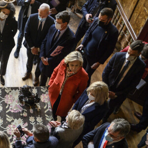 Le président de la République française Emmanuel Macron, avec l'écrivain et journaliste Martine Le Blond-Zola (arrière-petite-fille de l'écrivain Emile Zola), Valérie Pécresse, présidente de la région Île-de-France et candidate à l'investiture des Républicains pour la présidentielle, Elisabeth Moreno, ministre chargée de l'Égalité entre les femmes et les hommes, de la Diversité et de l'Egalite des chances, la Premier Dame Brigitte Macron et Karine Kauffmann, la maire de Medan lors de la visite de la Maison Zola et l'inauguration du musée Dreyfus à Medan, France, le 26 octobre 2021.