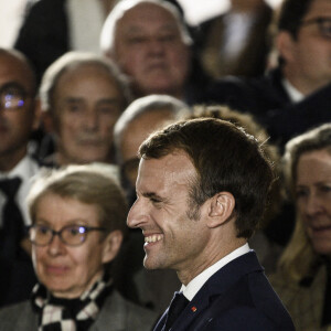 Le président de la République française Emmanuel Macron, avec l'écrivain et journaliste Martine Le Blond-Zola (arrière-petite-fille de l'écrivain Emile Zola) lors de la visite de la Maison Zola et l'inauguration du musée Dreyfus à Medan, France, le 26 octobre 2021.