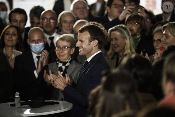 Le président de la République française Emmanuel Macron, avec l'écrivain et journaliste Martine Le Blond-Zola (arrière-petite-fille de l'écrivain Emile Zola) lors de la visite de la Maison Zola et l'inauguration du musée Dreyfus à Medan, France, le 26 octobre 2021.